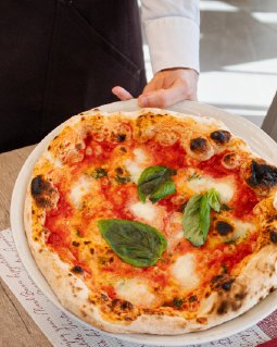 Pizza margherita col basilico
