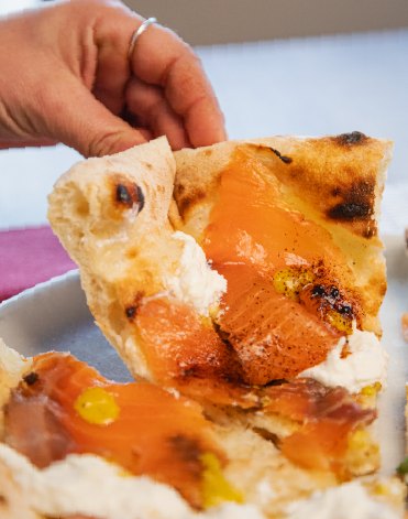 Spicchio di pizza con salmone e stracciatella