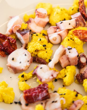 Polpo con cavolfiore giallo e peperone crusco